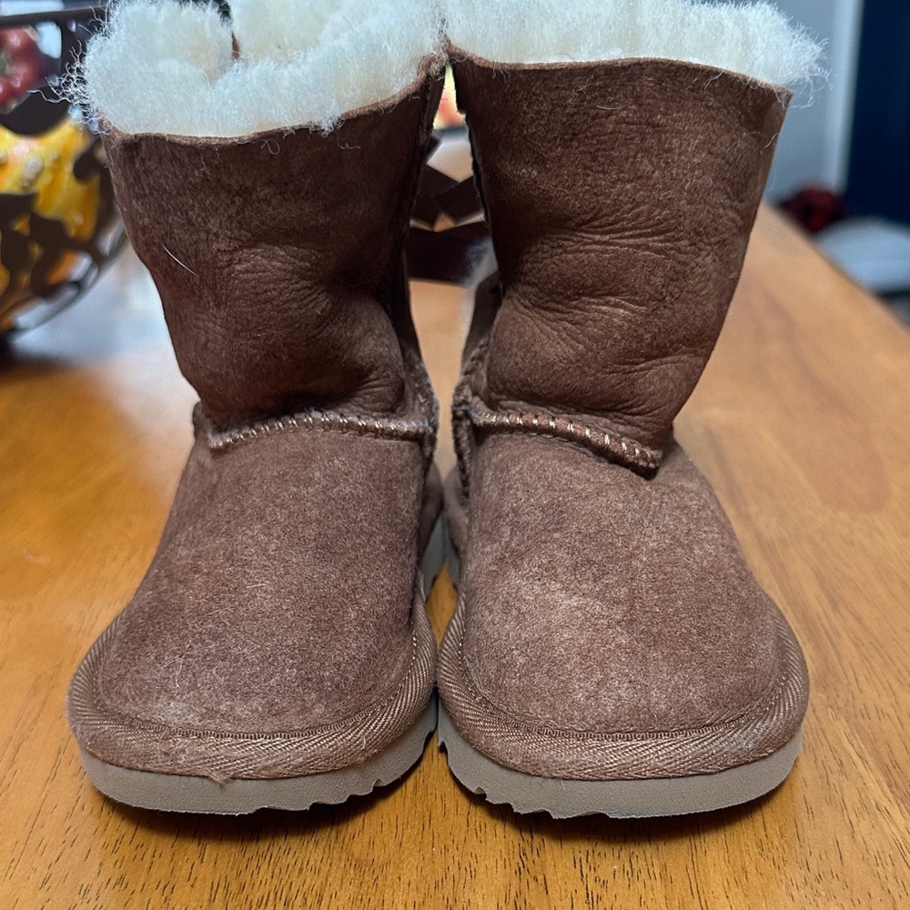 UGG Brown Bailey Bow Kids Boots with Cream Wool Lining. Size 7. (Toddler)